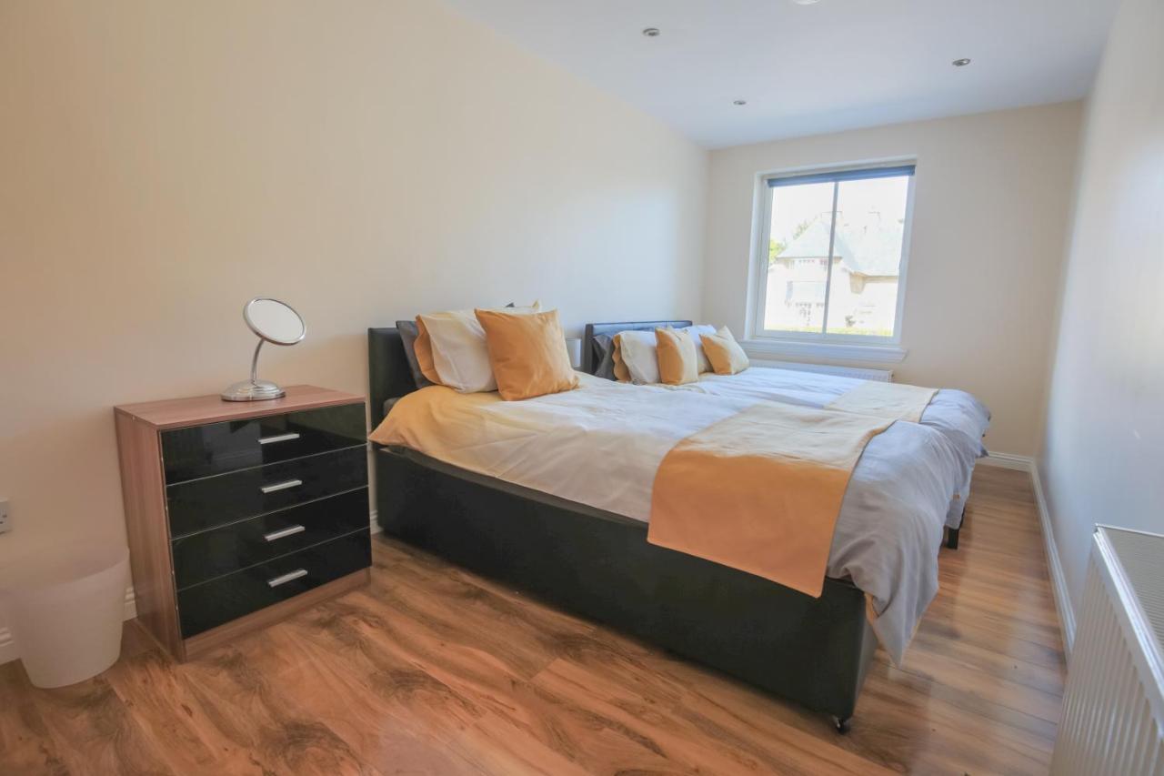 Stylish Modern Newly Built Apartment 15 Min From City Centre Единбург Екстериор снимка