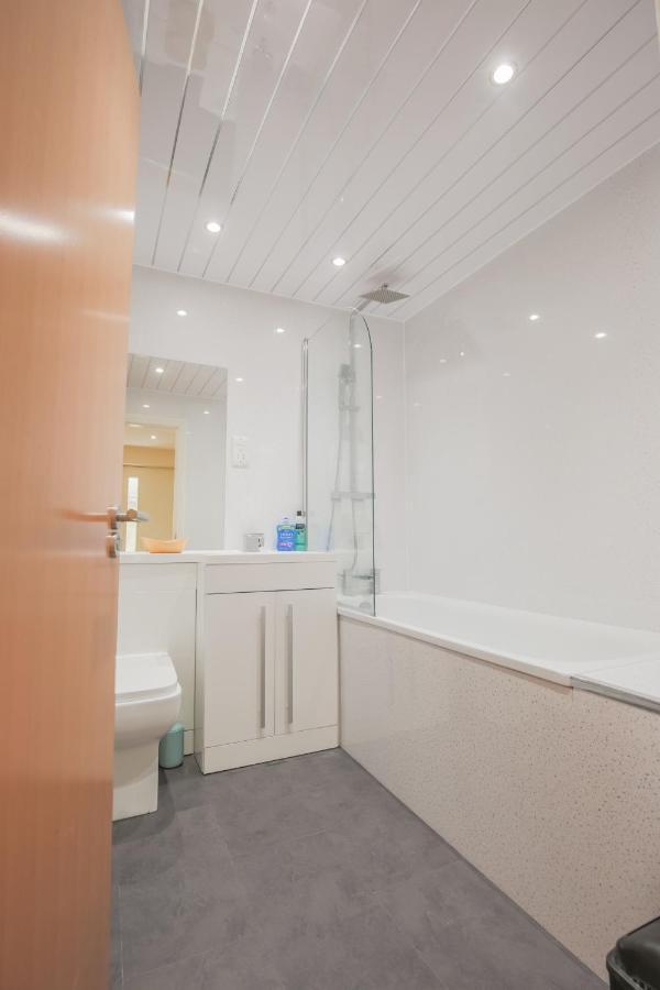 Stylish Modern Newly Built Apartment 15 Min From City Centre Единбург Екстериор снимка