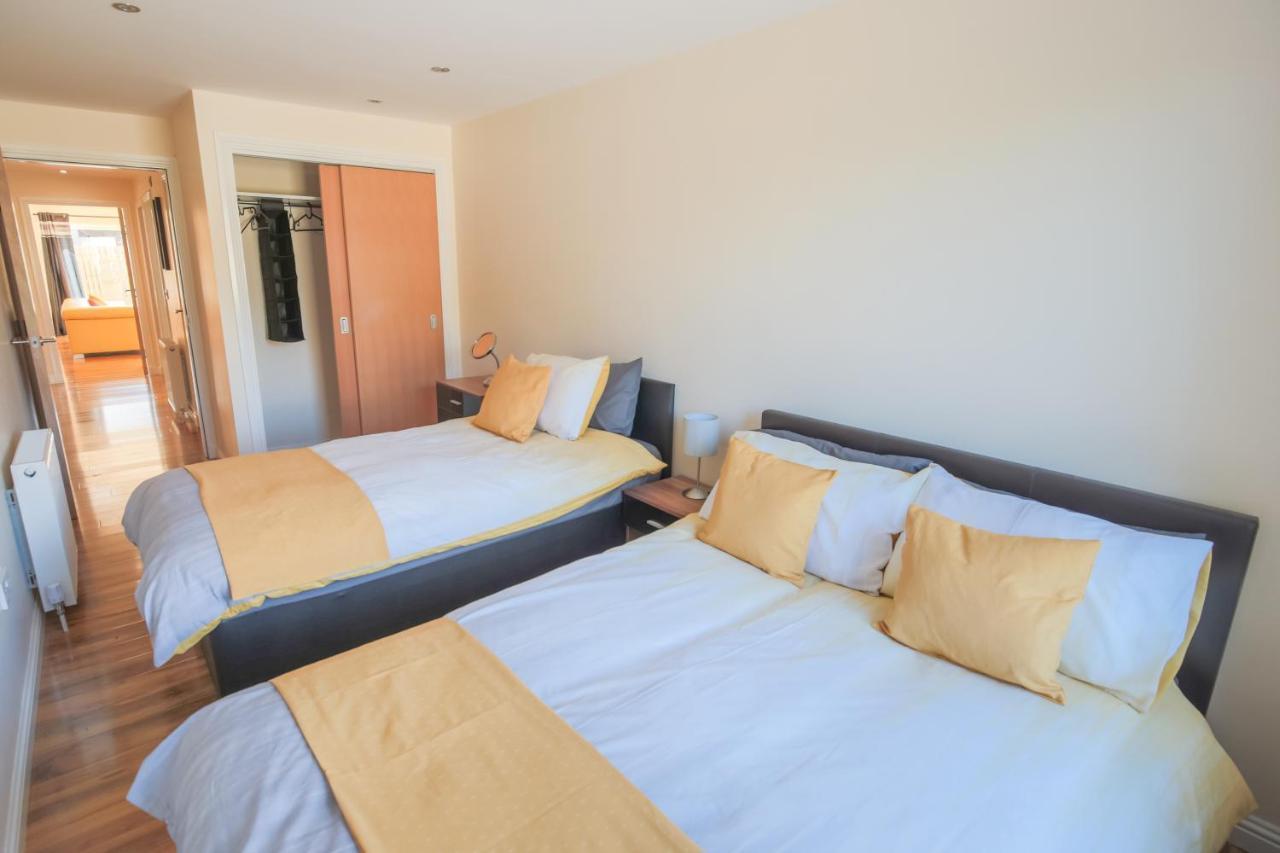 Stylish Modern Newly Built Apartment 15 Min From City Centre Единбург Екстериор снимка